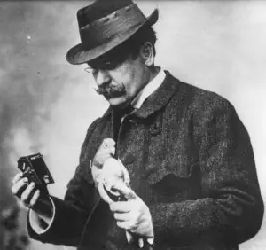 Julius_Neubronner_with_pigeon_and_camera_1914_cropped